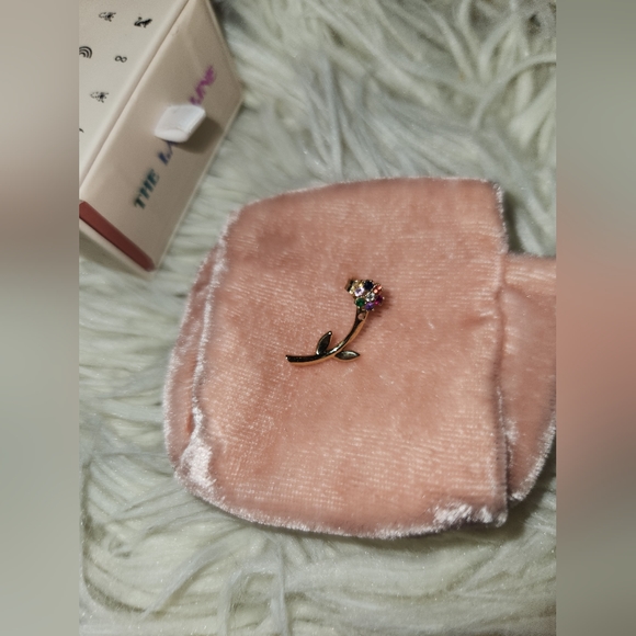 The Last Line Mini Teddy Flower Earring Gold ๐ - Picture 6 of 9